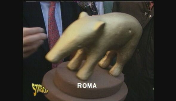 Tapiro d'oro con il fez a Maurizio Gasparri