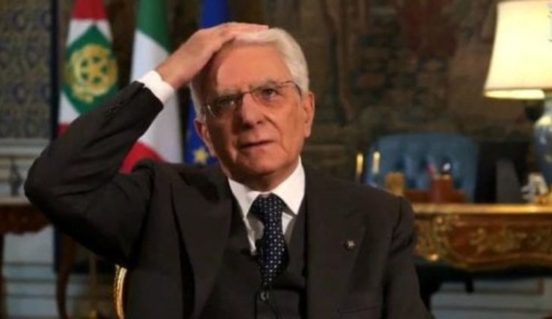 Il Quirinale sbaglia il taglio e il fuorionda di Mattarella diventa virale: ecco il video