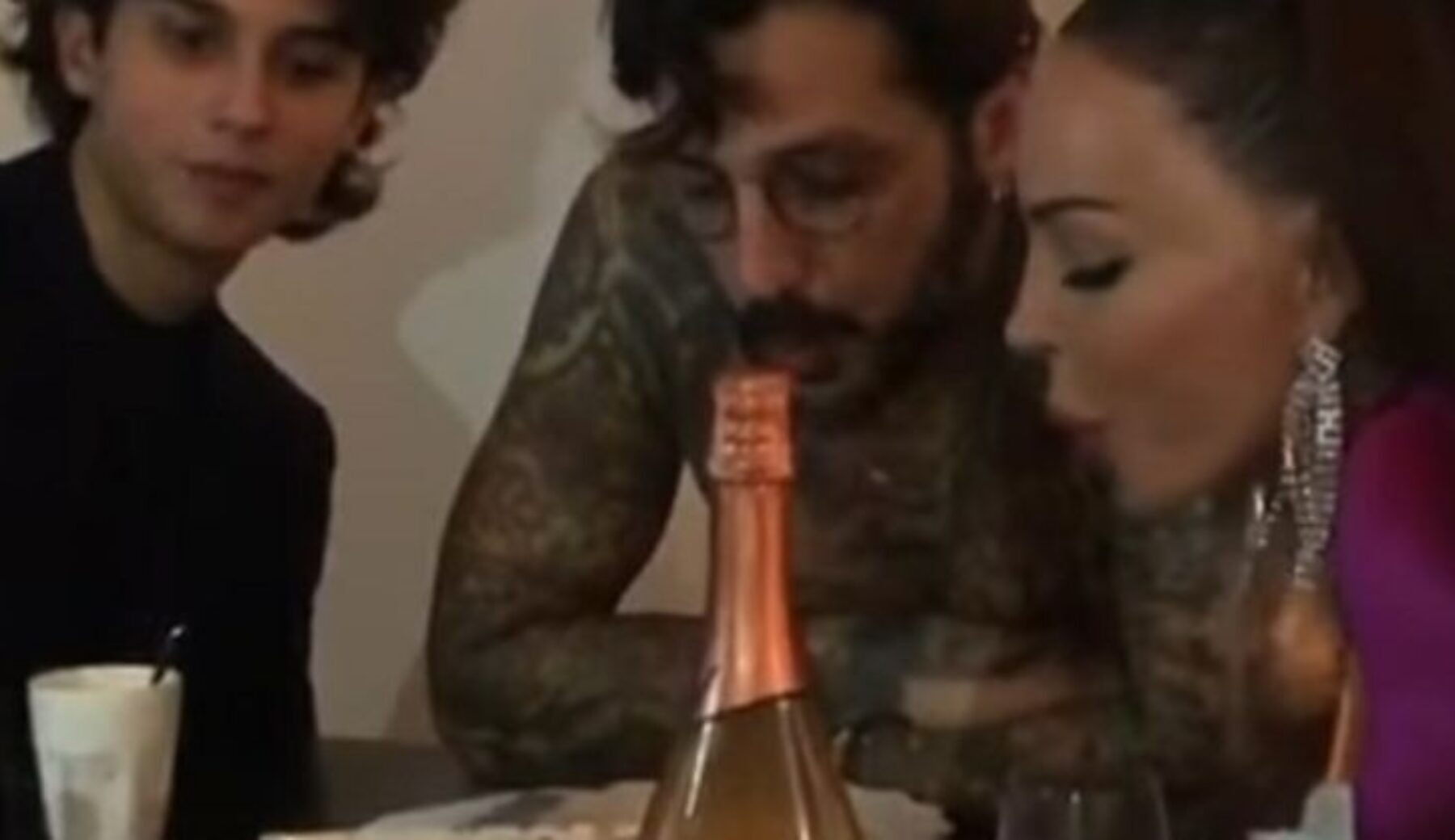 Fabrizio Corona festeggia il compleanno con famiglia e amici: social infuriati
