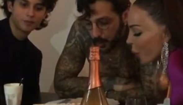 Fabrizio Corona festeggia il compleanno con famiglia e amici: social infuriati