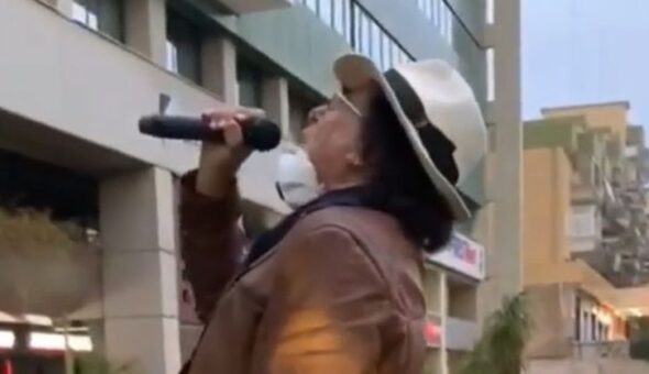 Bari, Al Bano fa una sorpresa a medici e infermieri e canta 