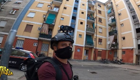 Insulti e lanci di pietre a Brumotti, l'inviato di Striscia a Pioltello per documentare lo spaccio di droga