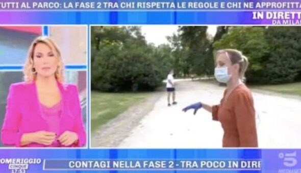 Pomeriggio5, imbarazzo in diretta: Uomo si cala i pantaloni durante il collegamento