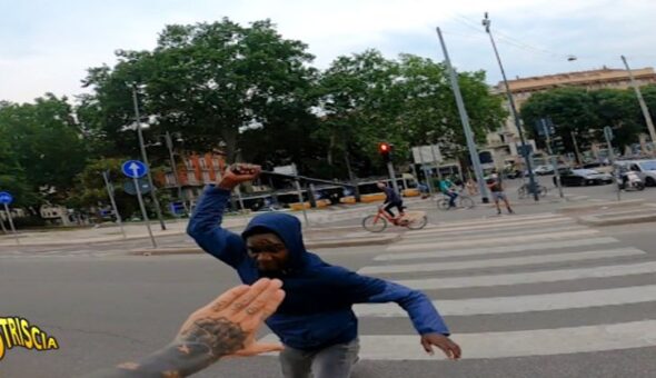 Questa sera a Striscia le immagini della violenta aggressione a Vittorio Brumotti a Milano