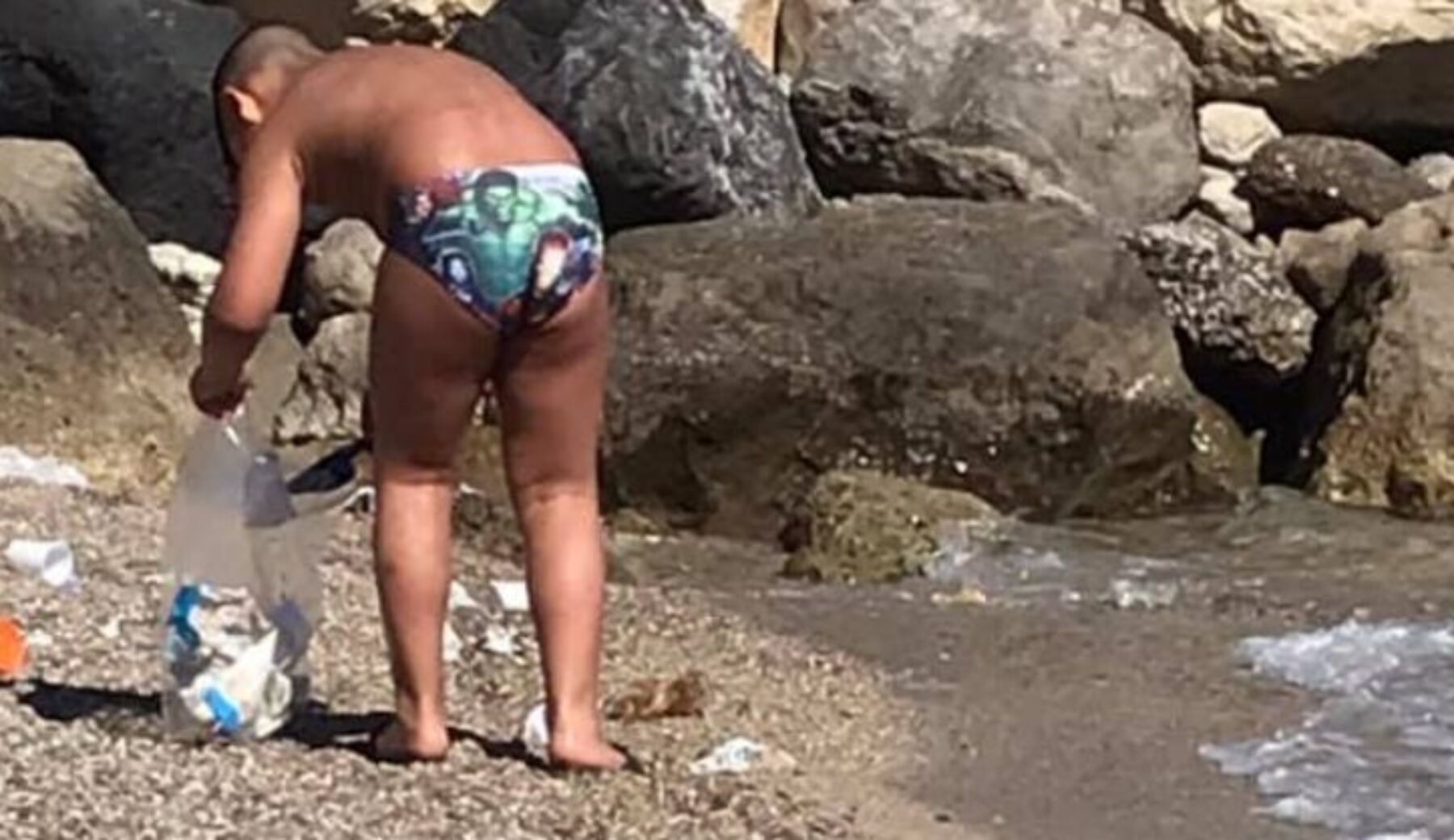 La spiaggia è troppo sporca: bimbo di 7 anni la ripulisce da mozziconi e rifiuti