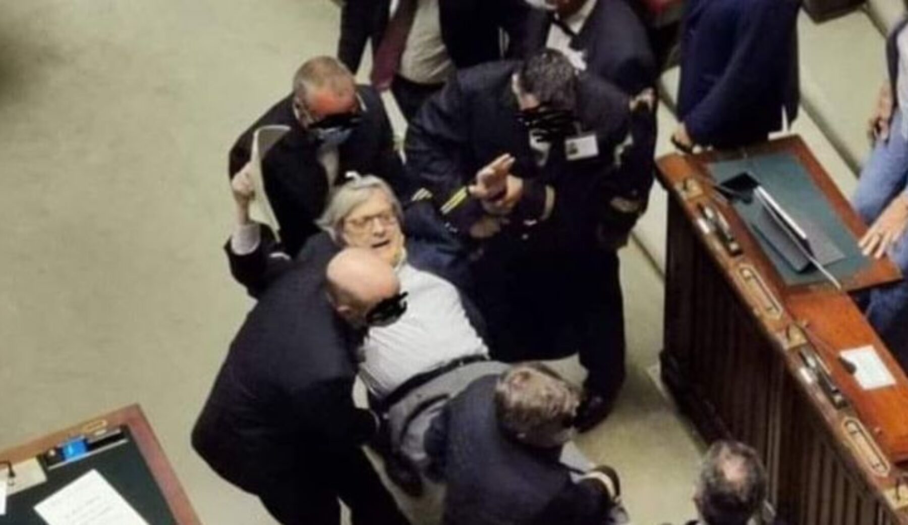 Vittorio Sgarbi espulso dalla Camera e portato di peso fuori dall’Aula, il video