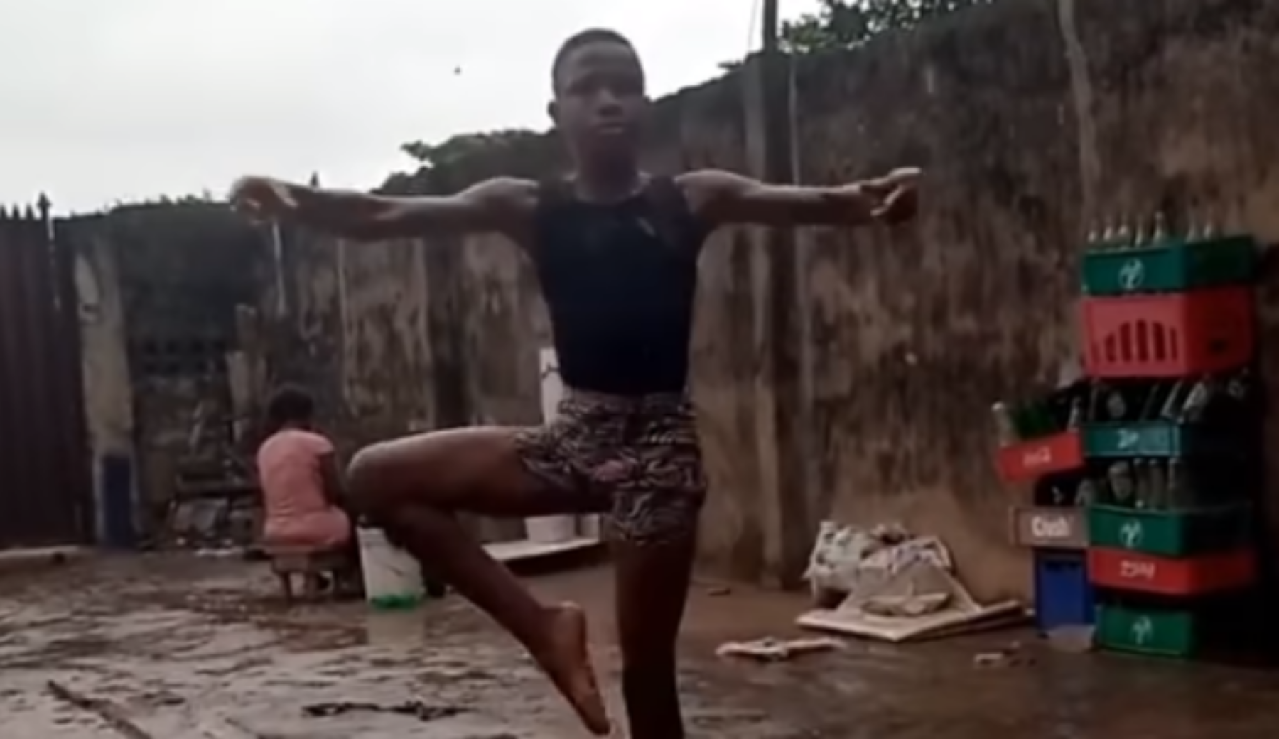 Ballava scalzo sotto la pioggia: ex ballerina gli pagherà gli studi di danza