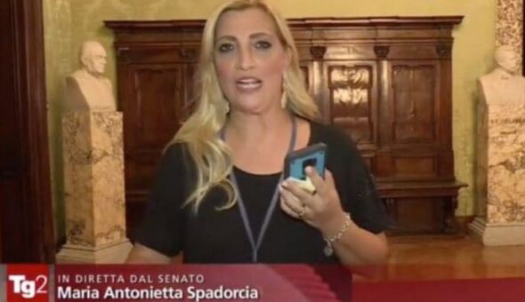L'incredibile errore del Tg2 sul voto in Senato: 