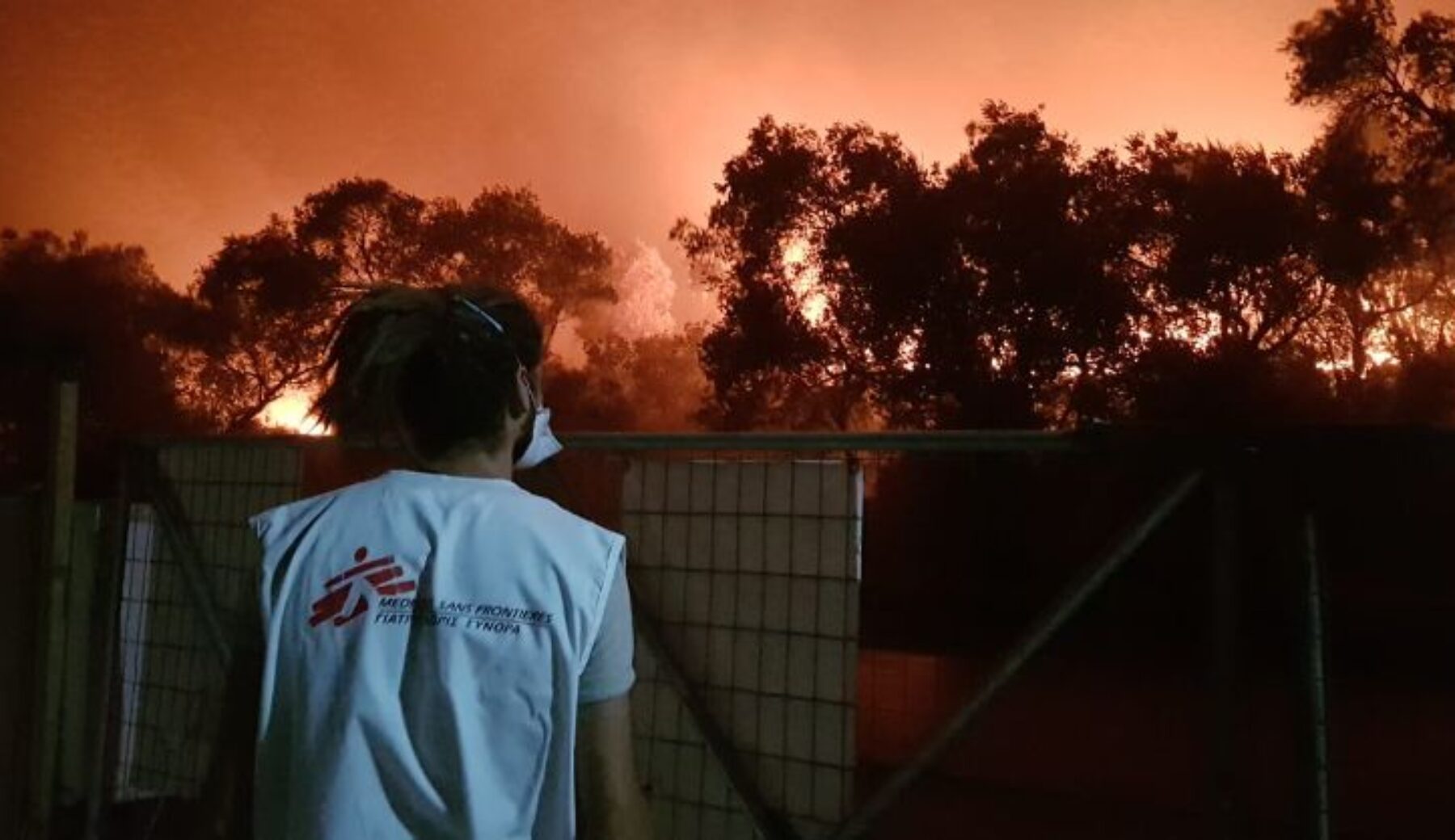 Lesbo, ancora un incendio al campo profughi di Moria: migliaia di richiedenti asilo in fuga