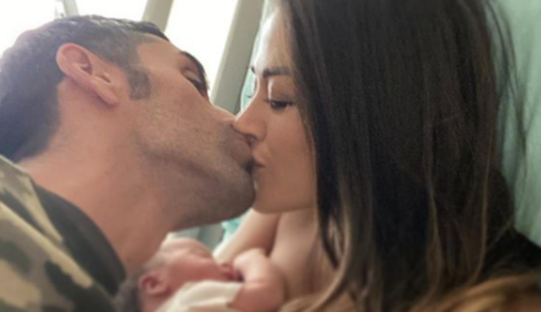 Giorgia Palmas e Filippo Magnini presentano Mia: ecco la prima foto insieme alla neonata