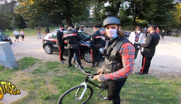 Al Parco Sempione di Milano si spaccia in pieno giorno davanti a famiglie e bambini: l'incursione di Brumotti