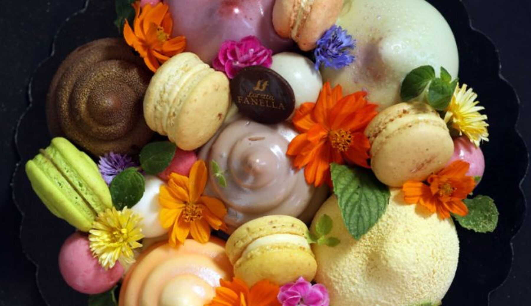 La ricetta della torta Universo, composizione di dolci e fiori di Loretta Fanella
