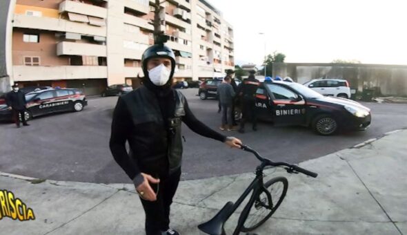 Droga, Brumotti a Castello di Cisterna (Napoli): un intero quartiere 