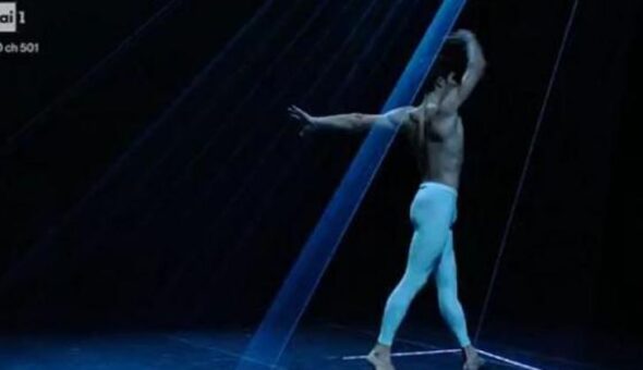 Striscia risponde al Teatro alla Scala sulla vicenda dell'esibizione di Roberto Bolle e del Tapiro d'oro