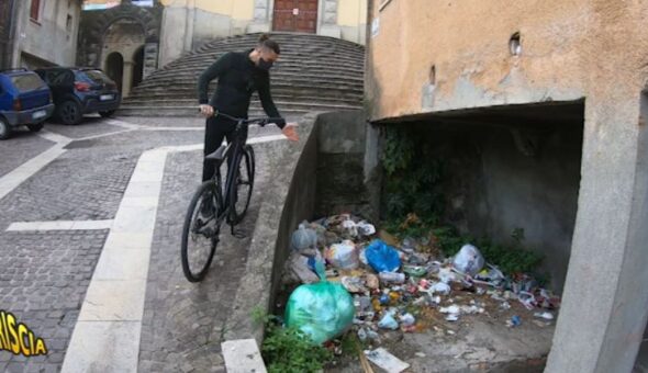 Vittorio Brumotti nella capitale della 'Ndrangheta: le immagini e le inquietanti testimonianze dei ragazzini di San Luca (RC)