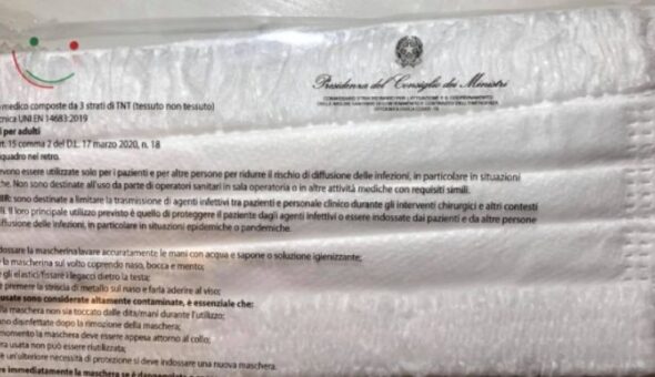 Il giallo delle mascherine distribuite col logo della presidenza del Consiglio, la protesta degli imprenditori