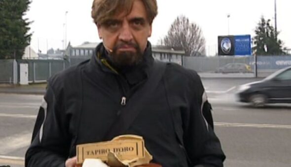 Volano Tapiri: Papu Gomez rifiuta il Tapiro d'oro (che finisce distrutto)