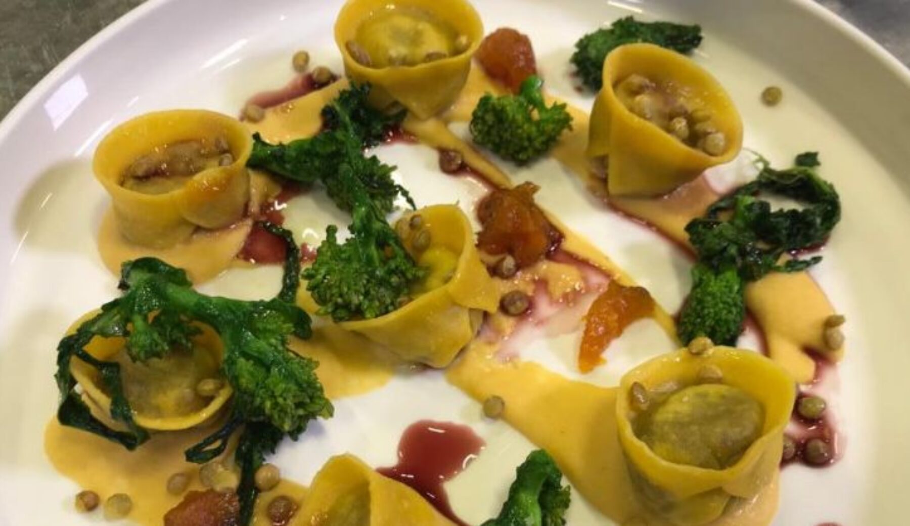 La ricetta dei Ravioli di cotechino, lenticchie, cime di rapa e salsa di Gutturnio di Giovanni Traversone