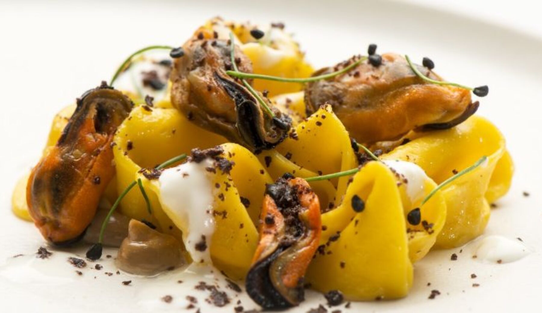 La ricetta del “Tortellino bugiardo”, cozze, emulsione alla bisque e panna acida di Luca Marchini