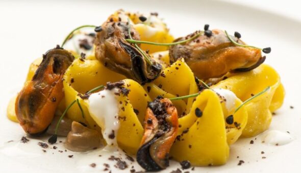 La ricetta del “Tortellino bugiardo”, cozze, emulsione alla bisque e panna acida di Luca Marchini