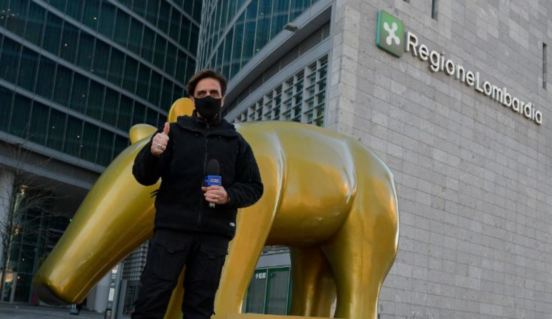 Lombardia in zona rossa per i dati sbagliati, arriva il Tapiro d’oro gigante