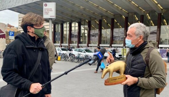 Massimo Giletti lecca le gambe a Nunzia De Girolamo e si becca un Tapiro d'oro