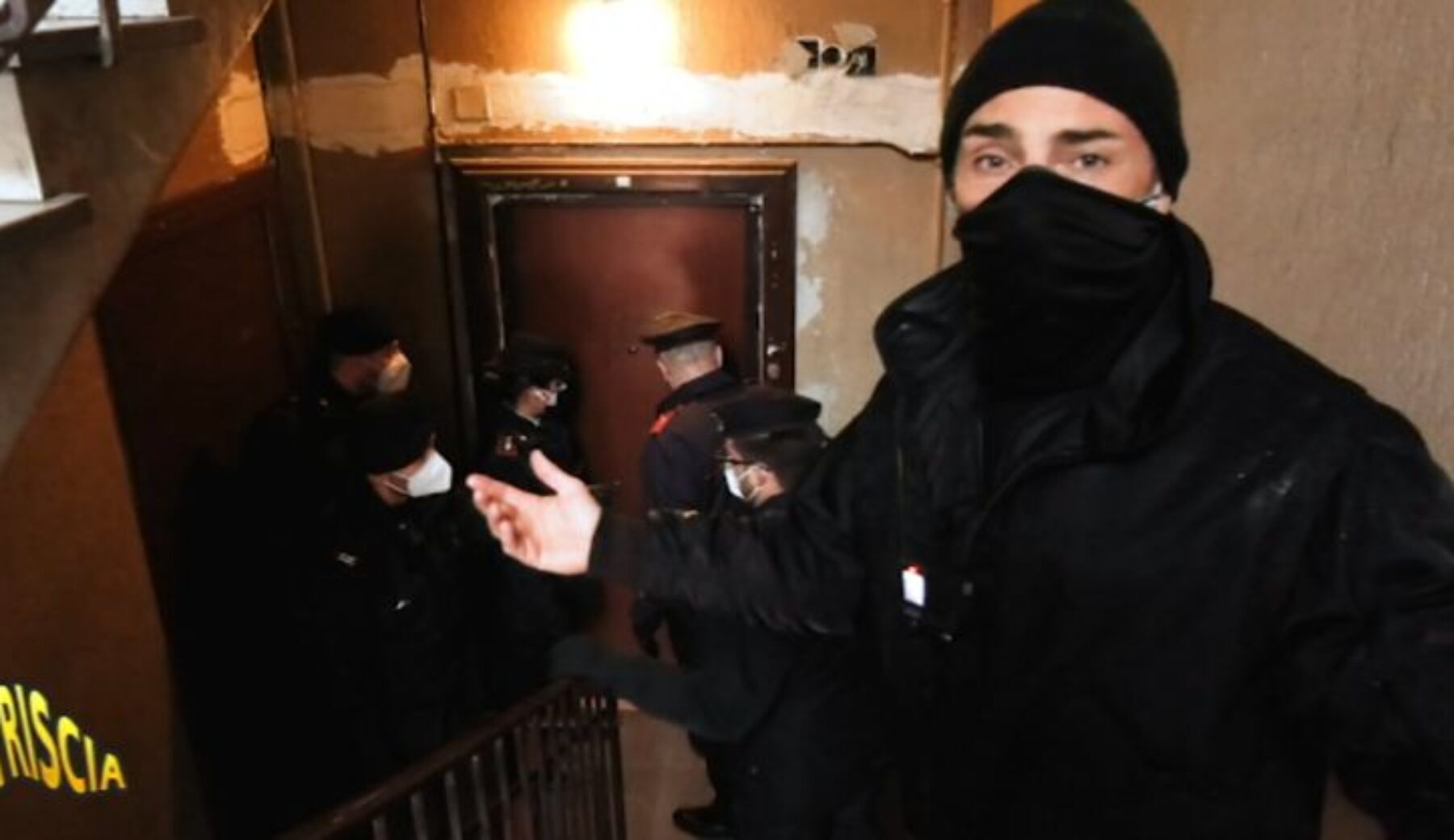 Brumotti torna nel fortino della droga di via Gola a Milano: “Qui si spaccia ovunque”