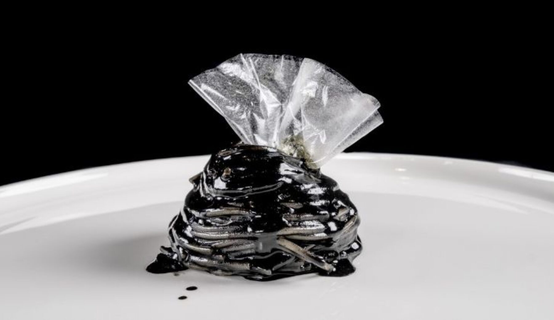La ricetta della Pasta al nero di seppia in un Mare di plastica di Gianfranco Pascucci