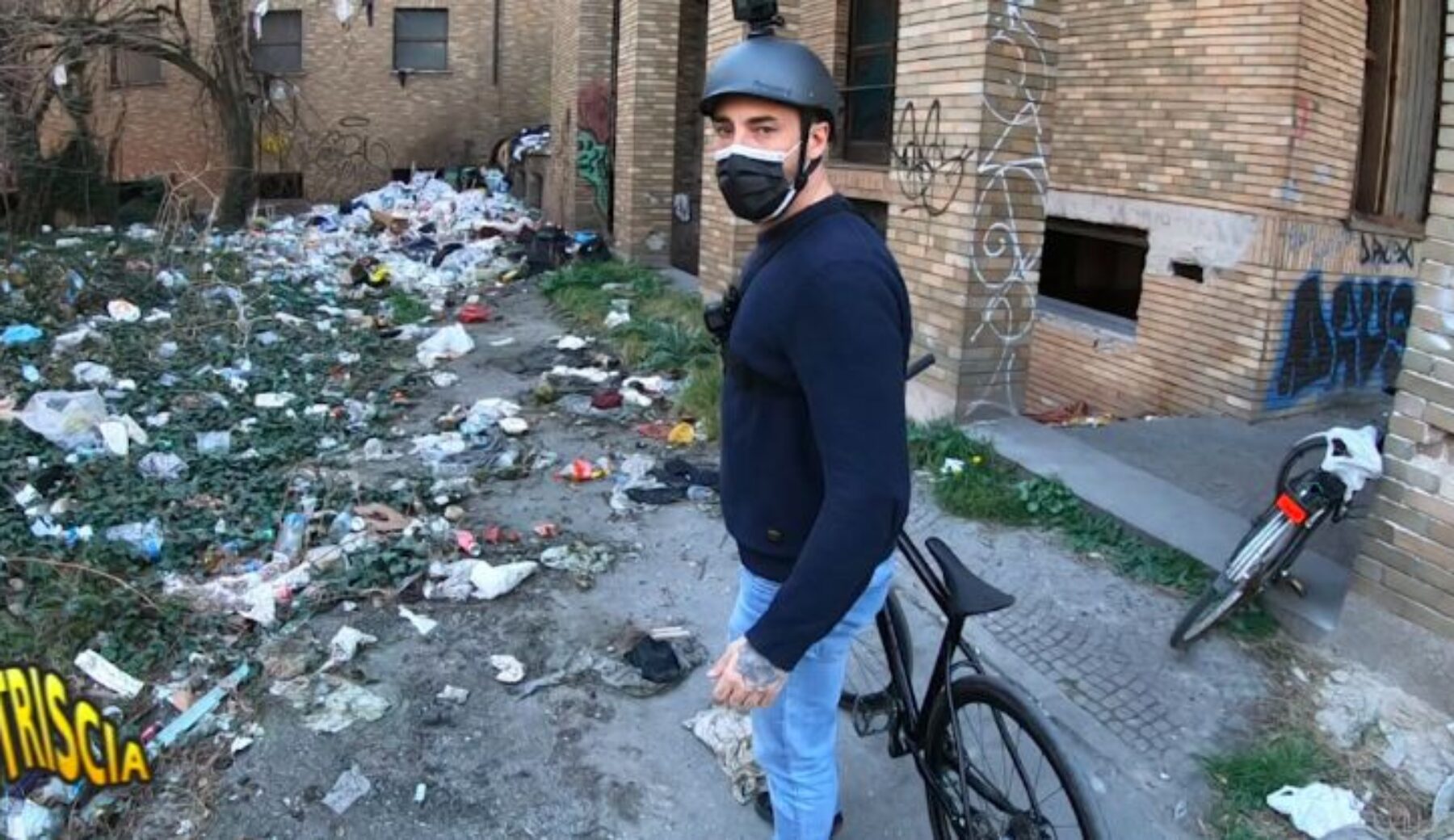 Blitz di Vittorio Brumotti a Reggio Emilia: “Alle ex Reggiane tanti disperati in condizioni igieniche drammatiche”