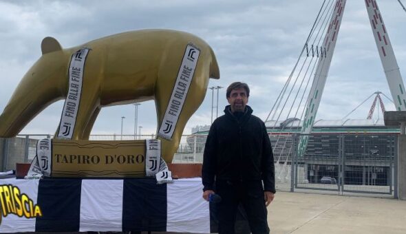 Tapiro gigante alla Juventus di Andrea Agnelli per la figuraccia mondiale della Super Lega