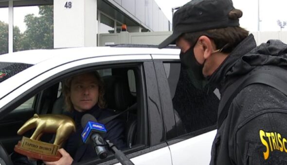 Pavel Nedved riceve il Tapiro d'oro dopo l'ennesimo flop della Juventus