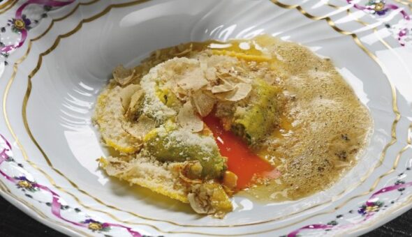 La ricetta dell'Uovo in raviolo di Valentino Marcattilii e Massimiliano Mascia