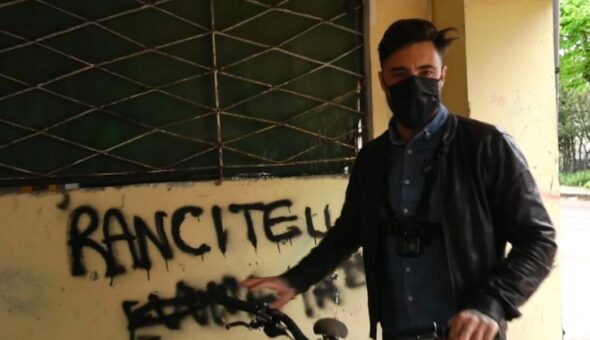 Il ritorno di Brumotti nel quartiere Rancitelli e l'incontro con la mamma spacciatrice