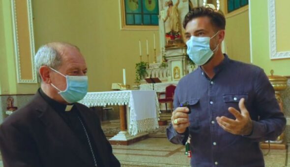 Vittorio Brumotti con il Vescovo di Locri: via la targa 