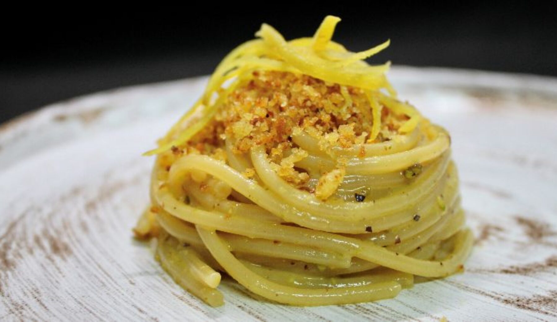 La ricetta degli Spaghettoni con colatura di alici, pistacchi e limone candito di Valentina Rizzo