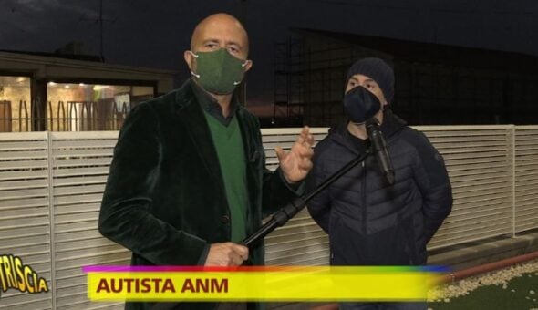 Striscia, Luca Abete mostra il mestiere più pericoloso al mondo: l'autista di autobus a Napoli e dintorni