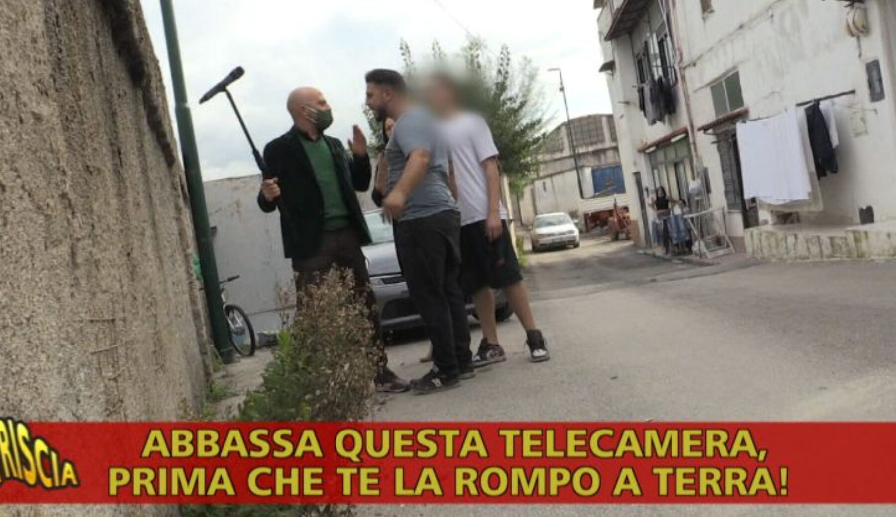 Luca Abete e il suo cameraman aggrediti a San Giovanni a Teduccio: documentavano un traffico illecito di auto