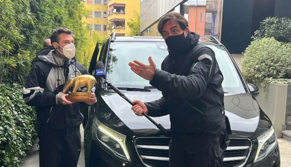 Stasera a Striscia, Tapiro d'oro per Fedez dopo le frecciate della moglie. E lui si candida come conduttore