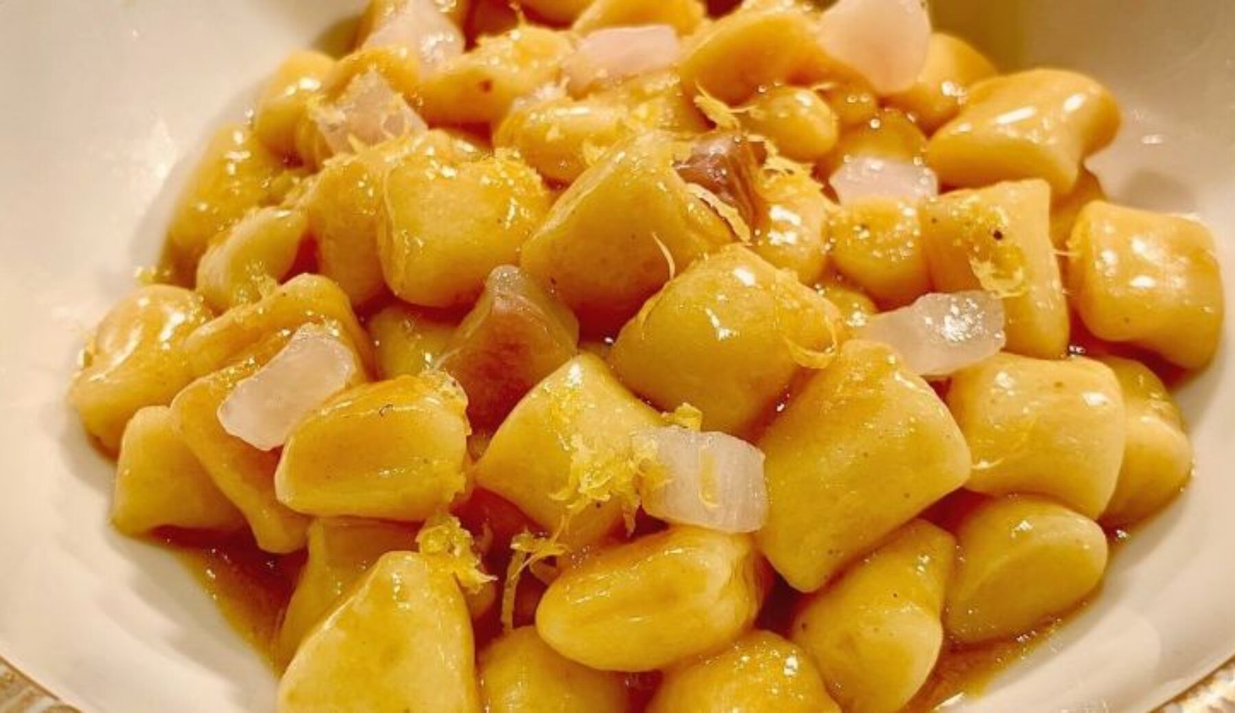 La ricetta degli “Gnocchi di patate, ristretto di mare, limone e branzino” di Edoardo Traverso