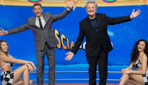 A Striscia la notizia torna la storica coppia Ezio Greggio ed Enzo Iacchetti, insieme per la 28esima edizione consecutiva