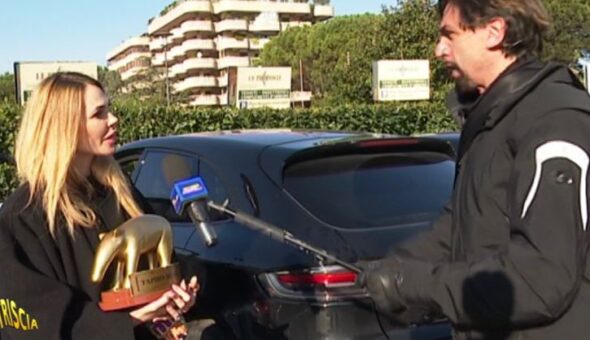 Anteprima Striscia: sesto Tapiro d'oro per Ilary Blasi dopo le sparate di Corona sulle foto nuda