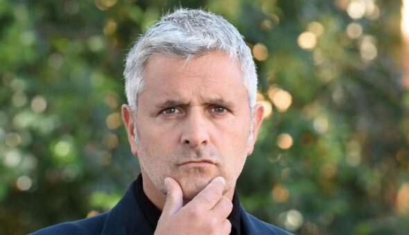 Enrico Lucci entra nella squadra di Striscia la notizia. Il nuovo inviato seguirà l'elezione del Presidente della Repubblica