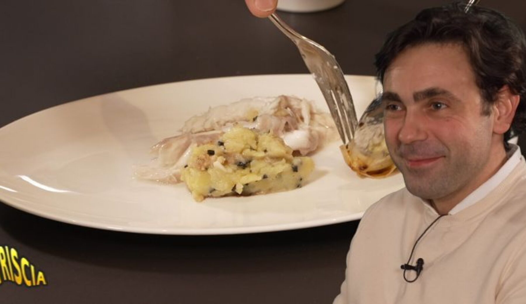 Nella rubrica “Capolavori italiani in cucina” il branzino in crosta di sale e alghe di Daniel Canzian