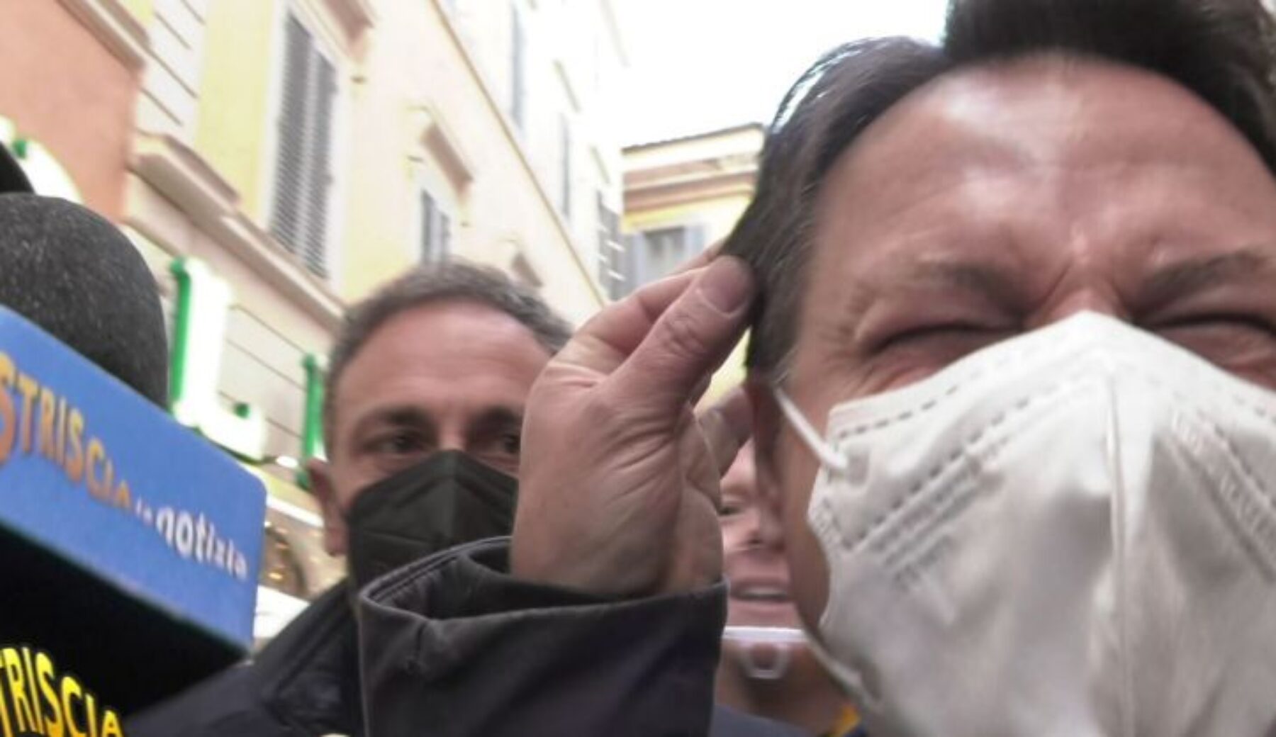 Enrico Lucci si attacca ai capelli di “Peppino” Conte: «Sono i suoi! Non si è fatto il trapianto»