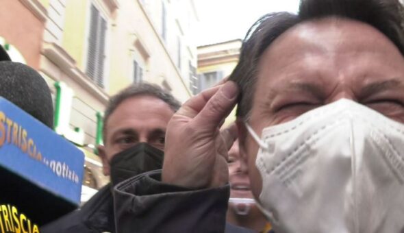 Enrico Lucci si attacca ai capelli di 