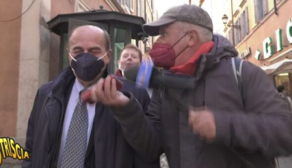 Enrico Lucci fa zompare i politici al ritmo di 