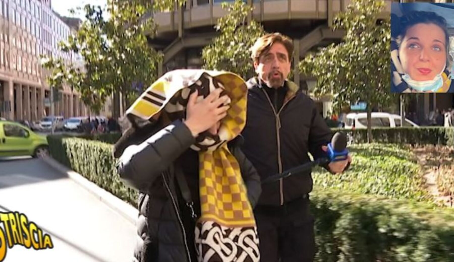 Come “lavorano” le borseggiatrici nel centro di Milano: Staffelli le riprende e documenta l’arresto di una di loro