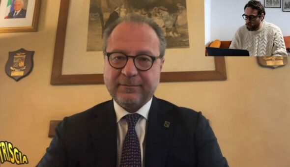 Striscia la notizia indaga sull'affaire D'Alema e armi in Colombia