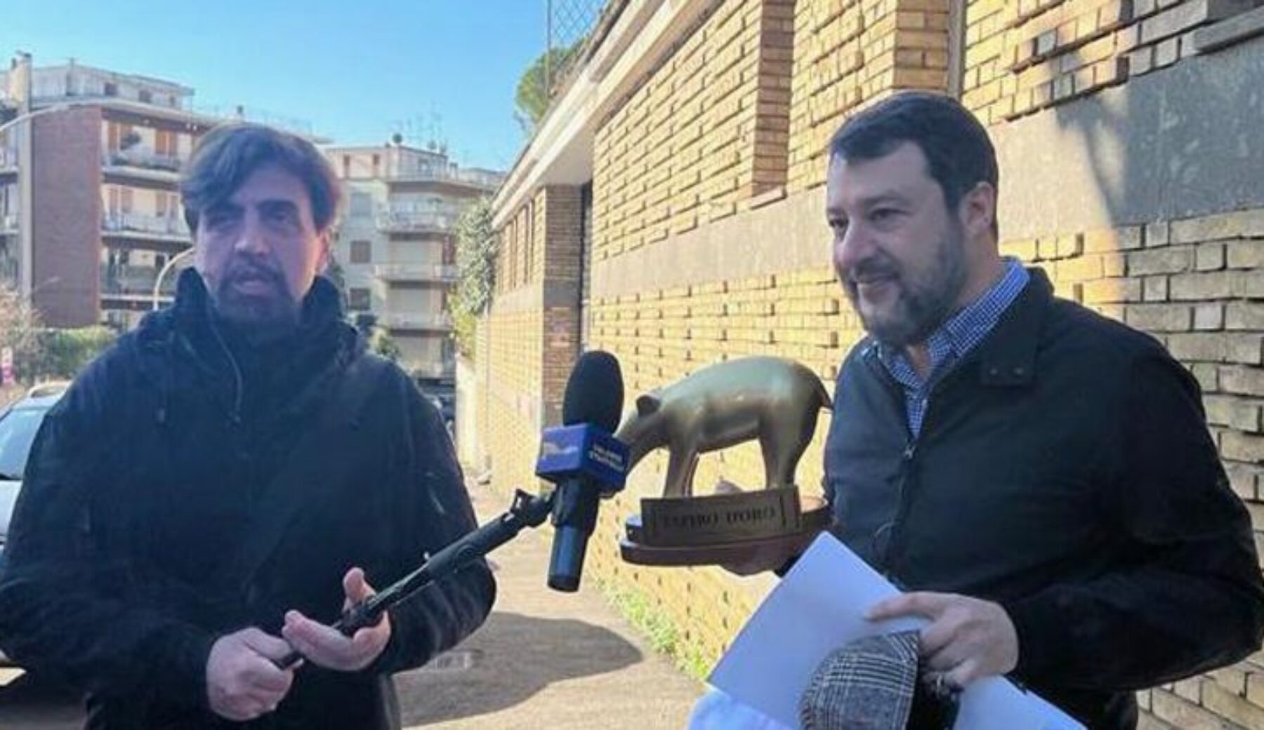 Tapiro d’oro a Matteo Salvini contestato in Polonia: “Orgoglioso di questo Tapiro perché è un premio di pace”