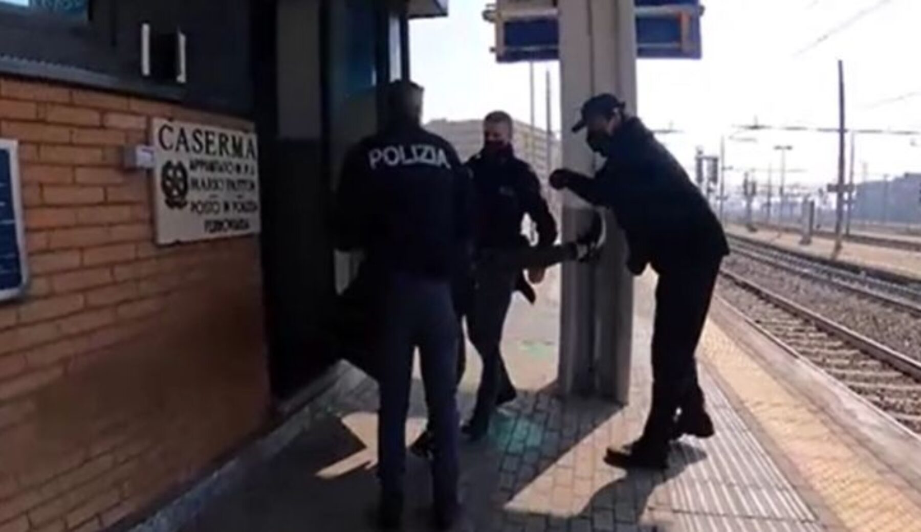 Prosegue la campagna “antiborseggio” di Striscia: arrestata una delle ladre della metro di Milano